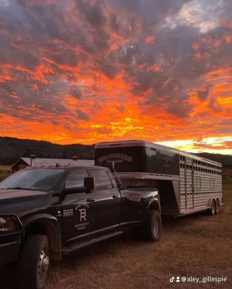 Yellowstone Wallpaper, Yellowstone Aesthetic, Horse Truck, Cattle Trailers, Yellowstone Ranch, Country Sunset, Horse Riding Aesthetic, Country Photography, Horse Barn Plans