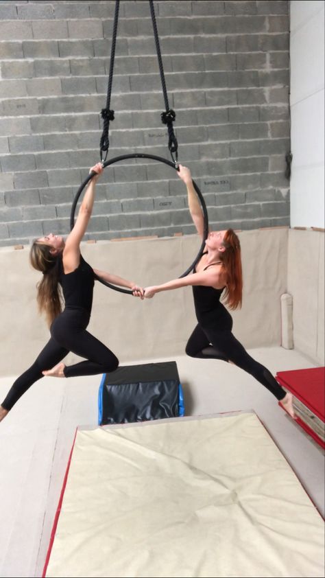 Aerial Hoop Duo Pose, Aerial Hoop Doubles, Duo Lyra, Trapeze Circus, Aerial Hoop Moves, Lyra Aerial, Aerial Gymnastics, Circus Aesthetic, Flexibility Dance