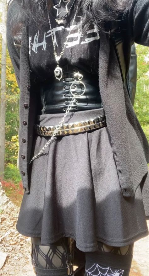 Corset Emo Outfit, Feminine Girl Aesthetic, Alt Corset Outfit, Belt Chain Outfit, Early 2000s Emo Fashion, Alt Corset, Draculaura Outfit, Sweater Corset, Corset Belt Outfit