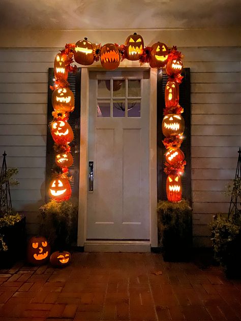 Halloween Arch Decorations, Diy Pumpkin Arch Front Porch, Diy Pumpkin Garland Outdoor, Outdoor Pumpkin Arch, Plastic Pumpkin Arch Diy, Halloween Door Arch, Halloween Pumpkin Arch Front Porch, Pumpkin Door Decor, Pumpkin Bucket Arch