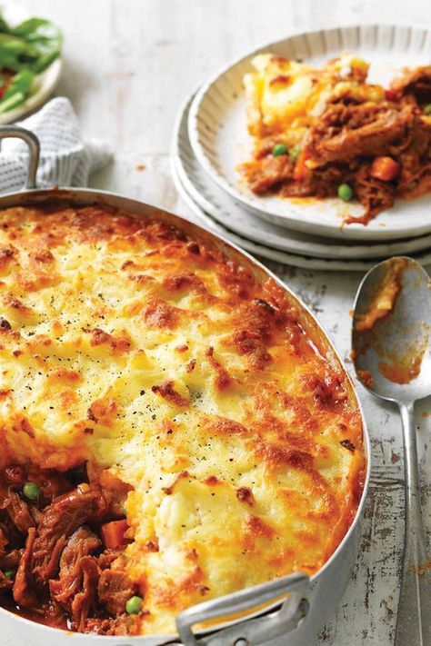 Tray filled with pulled pork filled mixed with peas and carrots served with a mash potato topping. Warm Comfort Food, Pulled Pork Leftover Recipes, Pulled Pork Leftovers, Pulled Pork Recipes, Pork Pie, Shepherd's Pie, Shepherds Pie, Pie Recipe, Dinner Time