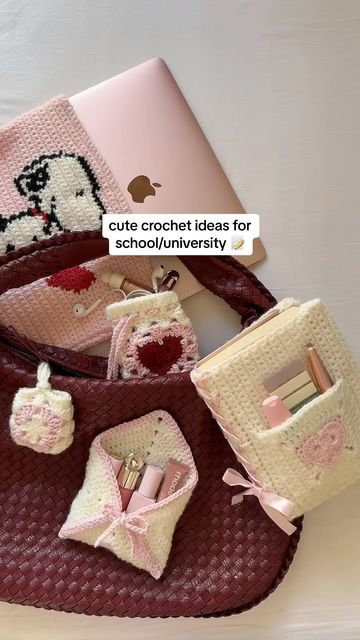 Crochet Trinkets, Cute And Easy Crochet, Easy Crochet Ideas, Crochet Artist, Crochet Dreams, Bag Charms, Halloween Crochet, Cute Bags, Crochet Accessories