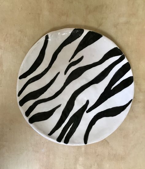 Pottery Painting Black And White, Black And White Pottery Designs, Pottery Painting Black, Zebra Painting, Plant Pot Design, Diy Pottery Painting, Creative Wall Decor, Zebra Design, Clay Wall Art