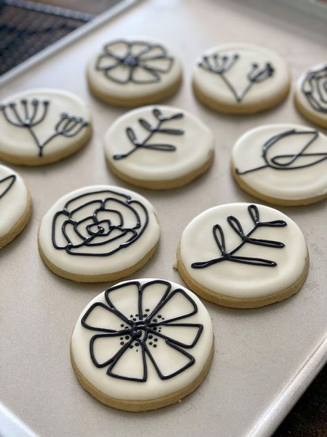 Beginner Cookie Decorating Designs, Cookie Decorating Icing Ideas, Thank You Cookies Decorated Simple, Circle Royal Icing Cookies Simple, Simple Royal Icing Design, Aesthetic Cookie Decorating, Royal Icing Designs Easy, Royal Icing Cookies Designs Circle, Minimalist Cookie Decorating