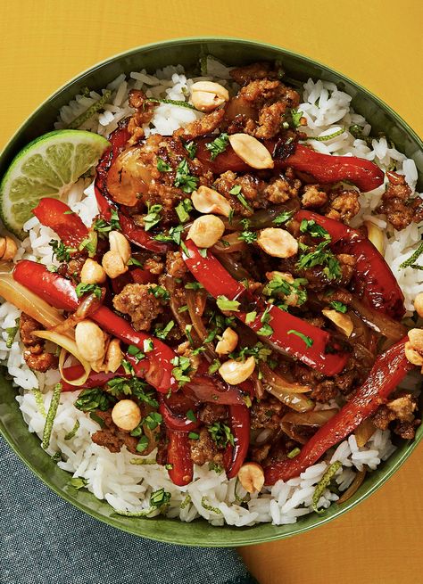 Easy pork rice bowl recipe with bell pepper and peanuts | More recipes on www.HelloFresh.com Hello Fresh Sweet Chili Pork Bowls, Sweet Chili Pork Bowl, Ground Pork Rice Bowl, Sweet Chili Pork, Fresh Bowls, Hellofresh Meals, Pork Bowl Recipe, Pork Bowls, Hello Fresh Dinners