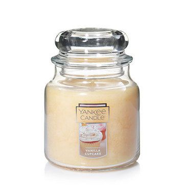 Vanilla Cupcake Yankee Candle Vanilla, Cupcake Candle, Candle Vanilla, Yankee Candles, Vanilla Icing, Vanilla Candle, Jar Candles, Candles For Sale, Candle Jar