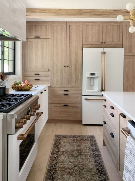 Budget Kitchen Makeover, Natural Wood Kitchen, Light Wood Cabinets, Pantry Wall, Kabinet Dapur, White Appliances, Wood Kitchen Cabinets, Kitchen Farmhouse, Diy Kitchen Cabinets