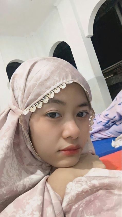 Foto Cewek Hijab Aesthetic, Hijab Aesthetic, Casual Hijab Outfit, Muslimah Aesthetic, Hijab Chic, Hijab Tutorial, Model Poses, Hijab Fashion, Aesthetic Pictures