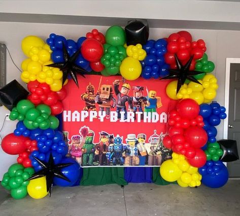 Roblox Balloon Garland, Roblox Balloon Decor, Roblox Birthday Party Ideas Decor, Roblox Decoration Ideas, Roblox Themed Birthday Party, Roblox Party Decorations, 7th Birthday Party For Boys, Halo Birthday Parties, Roblox Theme Party