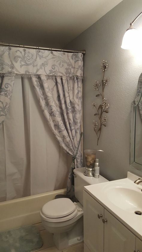 Curtains For Shower Curtain Ideas, Church Bathroom, Glamorous Bathroom Decor, Glamorous Bathroom, Bathrooms Luxury, Bathroom Towel Decor, Bathroom Decor Themes, Apartment Decorating Living, Bathroom Decor Luxury