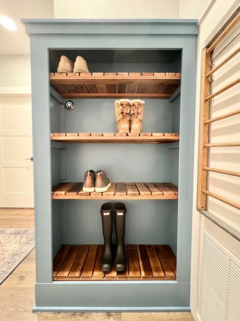 Mud Room Shoe Rack, Diy Garage Shoe Rack, Shoe Holder Mudroom, Mud Room Boot Storage Ideas, Mud Room Shoe Organization, Mudroom Laundry Room Shoe Storage, Garage Shoe Shelf, Shoe Washing Station, Mudroom Shoe Rack