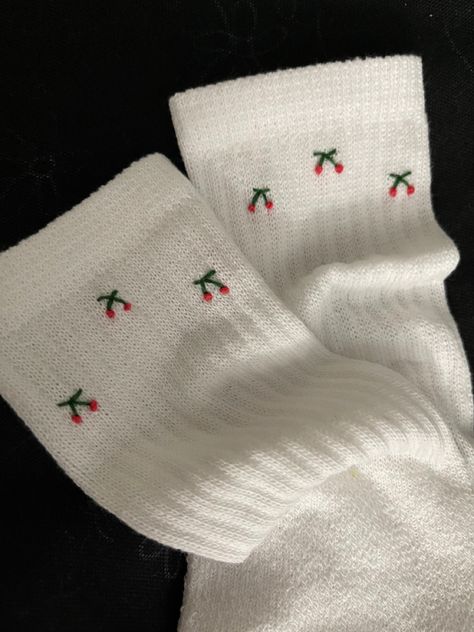 Easy Aesthetic Embroidery Ideas, Subtle Embroidery On Clothes, Cute Simple Embroidery Designs, Embrodery Socks, Embroidery Socks Ideas, Simple Embroidery On Clothes, Cute Easy Embroidery Ideas, Small Things To Embroider, Hand Embroidered Socks