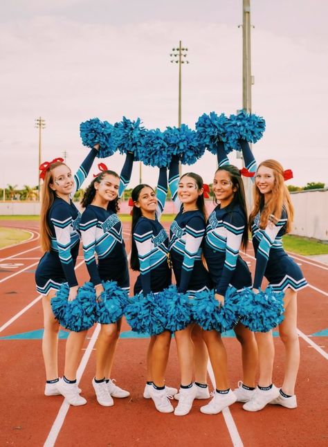 Cheerleading Group Pictures, Cheer Photoshoot Poses Group, Cheer Media Day Poses, Group Cheer Pictures, Fashion Modeling Poses, Cheerleading Team Photos, Cheer Squad Pictures, Cheer Media Day, Peewee Cheer