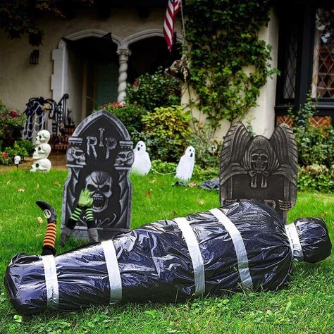 Yard Halloween Decorations Ideas, Halloween Decorations Cheap, Bride Corpse, Front Yard Halloween, Halloween Yard Decorations Diy, Scary And Funny, Front Yard Halloween Decorations, Porche Halloween, Cute Witches