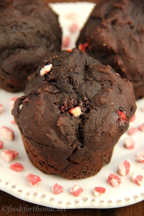 Bakery-Style Chocolate Peppermint Muffins -- rich, moist & so easy to make! Peppermint Muffins, Gorgeous Desserts, Peppermint Recipes, Bakery Style Muffins, Gf Desserts, Banana Flavored, Chocolate Muffins, Chocolate Peppermint, Chocolate Banana