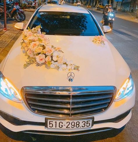 Wedding Car Design Flowers, Groom Car Decoration Indian, Car Decorations For Wedding Flowers, Wedding Car Deco Simple, Bride Car Decoration, Groom Car Decoration, Bridal Car Flowers, Wedding Car Flower Decoration, Car Decorations For Wedding