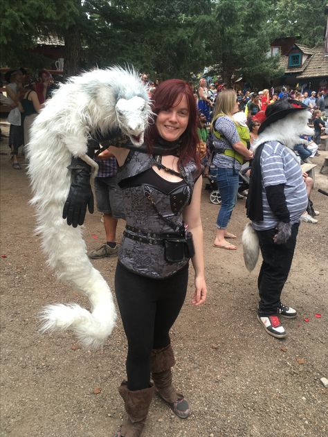 Nimbus the white dragon puppet. Check him out and get a dragon of your own @RedThornCreations on Facebook! #dragon #puppet #dragonpuppet Puppet Costume, Ren Faire Outfits, Dragon Lady, Living Statue, Puppets Diy, Dragon Crafts, Hallowen Costume, Dragon Puppet, Puppet Making