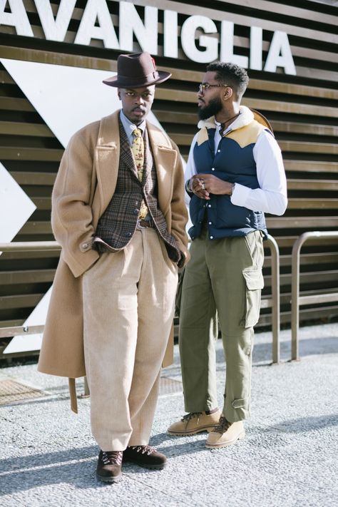 Pitti Uomo 2023 Winter, Pitti Uomo Street Style, Winter Accessories, Cool Street Fashion, Mens Suits, Fashion News, Latest Trends, Winter Fashion, Fall Winter