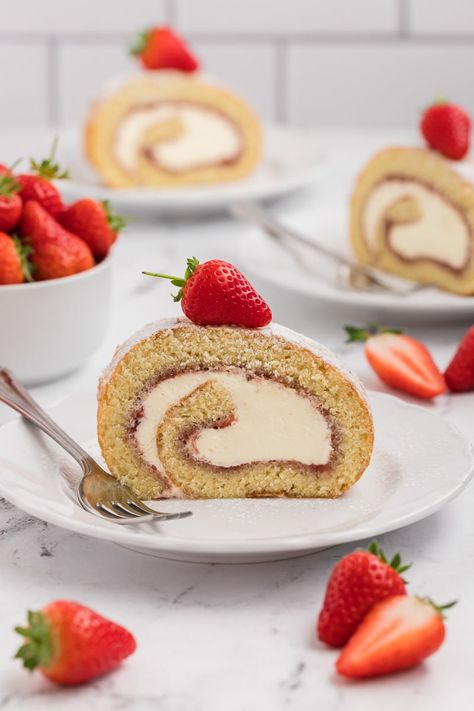 Slice of strawberries and cream Swiss roll on a white plate. Mini Cherry Pies, Cinnamon Roll Cheesecake, Mini Pecan Pies, Eclair Cake, Chocolate Lasagna, Chocolate Mousse Recipe, Elegant Desserts, Strawberry Cream Cheese, Swiss Roll