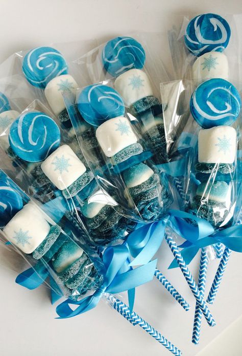 Winter Party Favor, Winter Wonderland-party, Edible Party Favors, 4de Verjaardag, Frozen Bday Party, Lollipop Favors, Candy Kabobs, Idee Babyshower, Frozen Themed Birthday Party