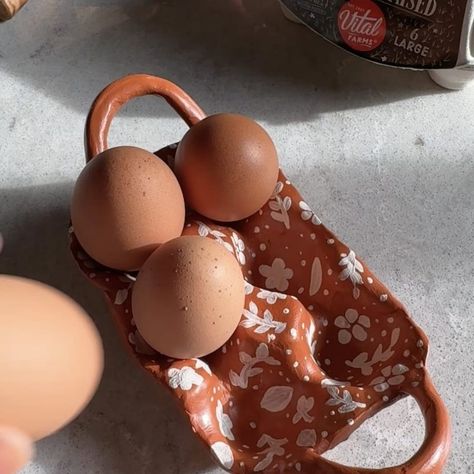 Egg Holders Diy, Diy Ceramic Egg Tray, Diy Clay Egg Holder, Practical Diy Projects, Diy Thrift Gifts, Pottery Egg Tray, Air Dry Clay Projects Cute, Egg Carton Clay, Clay Egg Tray