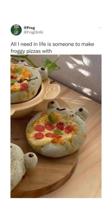 Frog Burger Buns, Frog Pizzas Recipe, Frog Bread Recipes, Frog Shaped Food, Frog Pizzas, Frog Pancakes, Frog Themed Food, Frog Desserts, Frog Baking