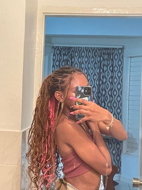 Dark Pink Box Braids, Light Brown And Pink Braids, Light Brown And Pink Hair, Pink Box Braids, Brown And Pink Hair, French Curl, Short Box Braids, Braids With Curls, Rose Gold Hair