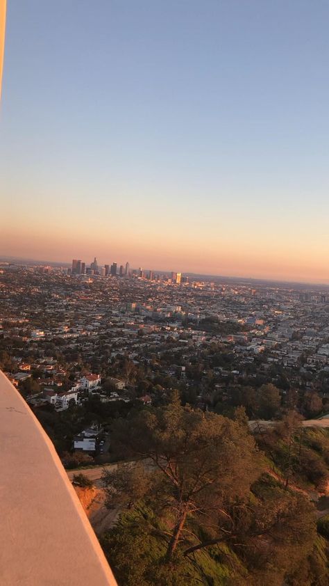 Best Places To Watch The Sunset in Los Angeles - World of Lina Check more at https://www.juerry.com/2022/03/02/best-places-to-watch-the-sunset-in-los-angeles-world-of-lina-2/ Los Angeles California Photography, Los Angeles Wallpaper, California Wallpaper, Ahri Wallpaper, Los Angeles Aesthetic, South California, Filmy Vintage, Watching The Sunset, Los Angeles Travel