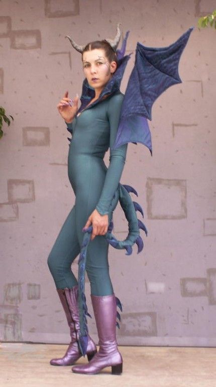 What a cute tail... Medusa Diy Costume, Dragon Costume Women, Diy Dragon Costume, Dragon Halloween Costume, Shrek Costume, Crazy Costumes, Dragon Costume, Diy Costume, Creative Costumes