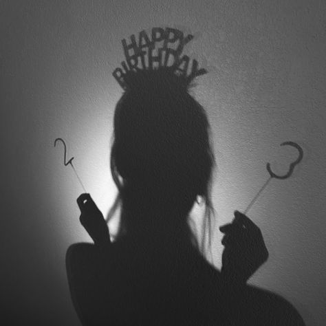 23th Birthday Ideas, Birthday Pic Ideas Instagram, Black And White Birthday Photoshoot, 20th Birthday Ideas Photoshoot, 23 Birthday Aesthetic, 21st Birthday Ideas Photo Shoots, Simple Birthday Photoshoot Ideas, Birthday Self Portrait Photography, Birthday Picture Ideas Instagram