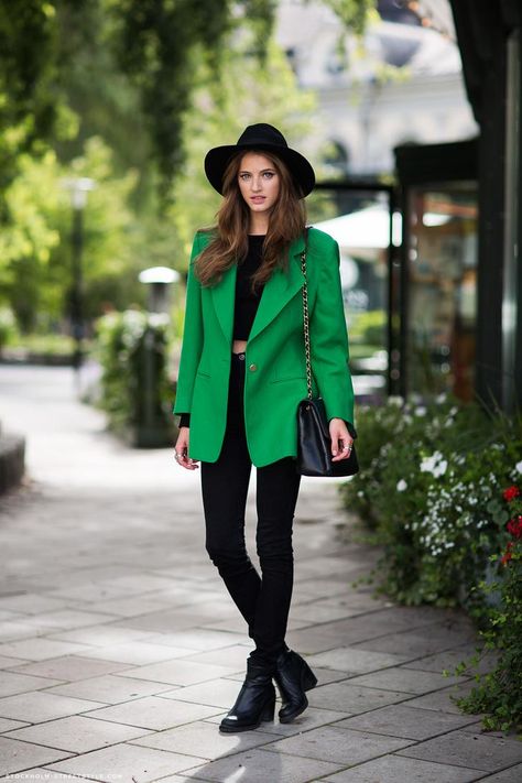 Green pop of color with black outfit. Via Imgur: The magic of the Internet Green Blazer Outfit, Green Jacket Outfit, Blazer Verde, Stylish Blazer, Blazer Outfit, Green Blazer, Interesting Ideas, Outfit Trends, Green Outfit