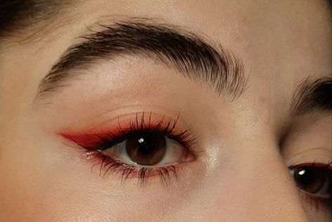 Casual Red Eyeshadow, Simple Red Eyeliner Looks, Red And Brown Eye Makeup, Red Subtle Makeup, Red Eyeliner Brown Eyes, Red Easy Makeup, Subtle Red Eyeshadow Looks, Red Eye Looks For Prom, Red Eyeliner Hooded Eyes