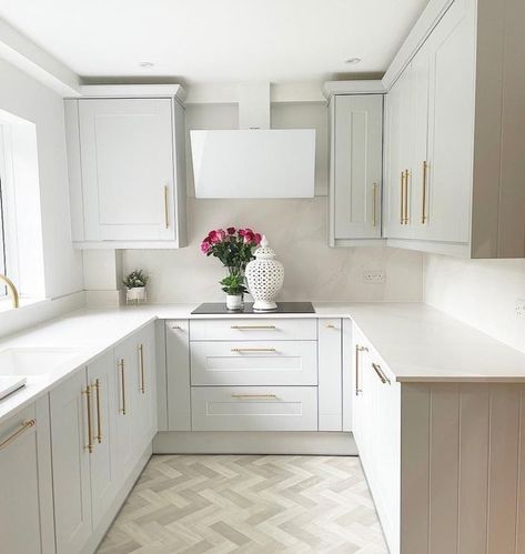 Quartz Countertops Modern, Light Grey Shaker Kitchen, Light Grey Kitchen, Grey Shaker Kitchen, Shaker Kitchen Design, Wren Kitchens, White Kitchen Inspiration, Small White Kitchens, Light Grey Kitchens