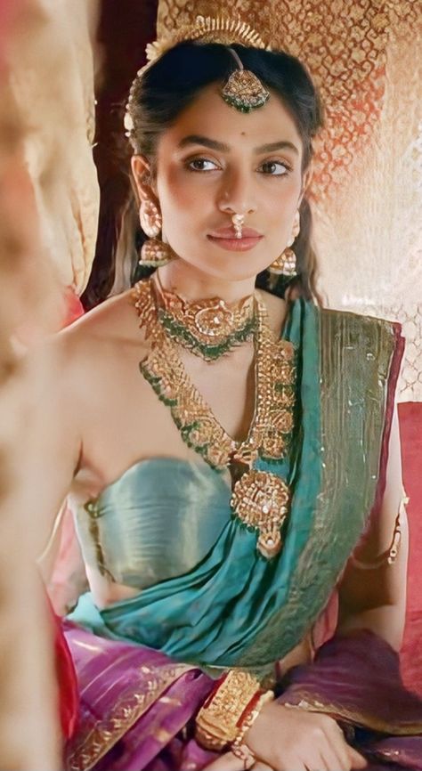 Ponniyin Selvan Costume, Vanathi In Ponniyin Selvan, Sobhita Dhulipala Ponniyin Selvan, Ponniyin Selvan Jewellery, Indian Goddess Aesthetic, Shobitha Dhulipala, Shobita Dhulipala, Sobhita Dhulipala, Ponniyin Selvan