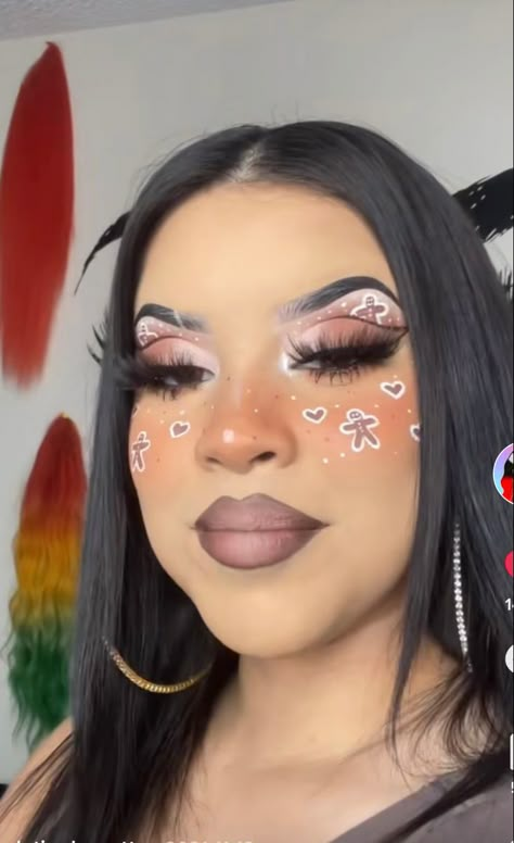 Gingerbread Makeup Look, Pink Christmas Makeup, Creative Christmas Makeup Looks, 2022 Makeup Looks, Hairstylist Ideas, Winter Makeup Looks, Holiday Eye Makeup, Face Makeup Looks, Christmas Makeup Looks