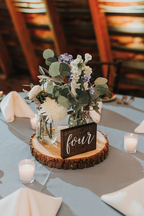 Winter Wedding Centerpieces, Simple Wedding Centerpieces, Navy Flowers, Rustic Wedding Centerpieces, Future Wedding Plans, Wedding Table Decorations, Wedding Table Centerpieces, Wedding Centerpiece, Rustic Wedding Decor