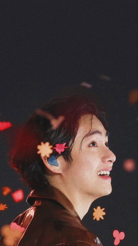 Bts Taehyung Wallpaper, Bts V Wallpaper, V Wallpaper, Taehyung Smile, V Smile, Best Friends Forever Images, Smile Wallpaper, Bts V Photos, Different Person