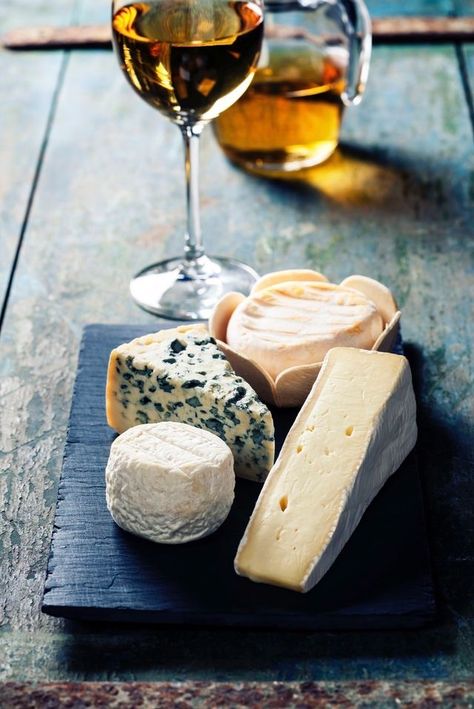 Cheese And Wine, French Cheese, Queso Cheese, Cheese Party, Wine Club, Wine Food Pairing, Types Of Cheese, Think Food, Wine Cheese