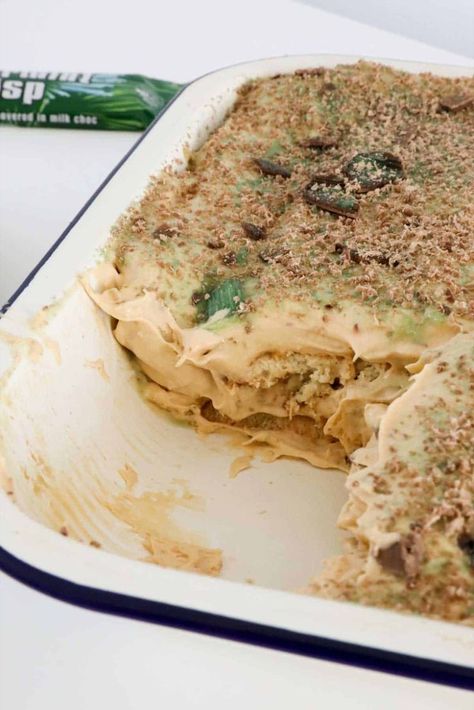 A white enamel baking dish with a creamy dessert topped with crushed peppermint crisp. Peppermint Crisp Tart Recipe, Choc Ripple Cake, Carnation Caramel, Peppermint Crisp Tart, Nice Biscuits, South African Desserts, Peppermint Crisp, Peppermint Recipes, Breakfast Frittata