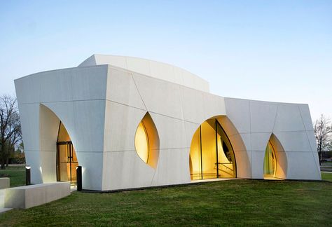 Originally designed during the 1990s by Philip Johnson Alan Ritchie Architects, the Cathedral of Hope, Interfaith Peace Chapel in Dallas was completed in 2010 by Cunningham Architects as the construction architect. Image via Cunningham Architects's firm profile on Archinect. Philip Johnson Architecture, Passive Solar Homes, Philip Johnson, Sacred Architecture, Modern Architects, Solar House, Modern Buildings, Glass House, Architecture Project