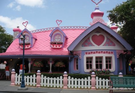 Photos of Minnie Mouse's pink and purple cottage taken at Disney World in Orlando, Florida, that show her colorful cartoon house come to life. Minnie Mouse House, Disney Parque, Disneyland Anaheim, House Cartoon, Cartoon House, Minnie Mouse Pink, Cute House, Disney Home, Pink Houses