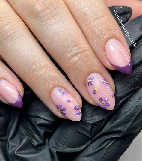 Violet Flower Nails, Short Almond Flower Nails, Rapunzel Nail Ideas, Tangled Theme Nails, Rapunzel Themed Nails, Hoco Nails Purple, Tangled Nails Acrylic, Tangled Themed Nails, Lilac Flower Nails