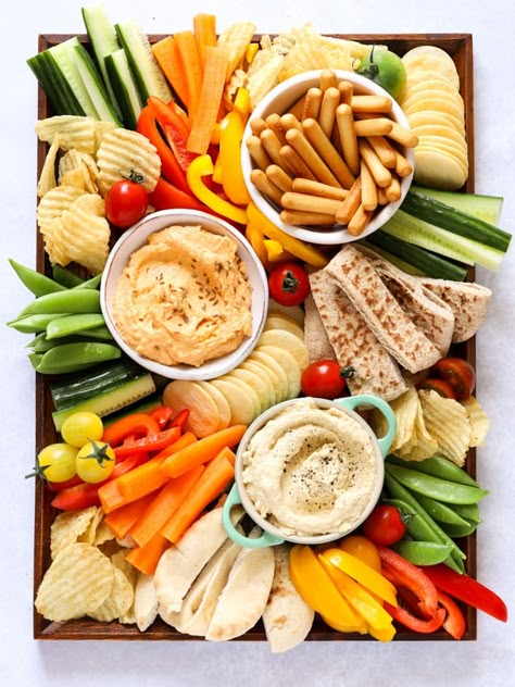 Hummus Platter for Kids (and Grown Ups!) Ideas With Hummus, Hummus Platter, Toddler Lunch Ideas, Crudite Platter, Snack Boards, Vegetable Plate, Toddler Lunch, Platter Ideas, Vegetable Platter