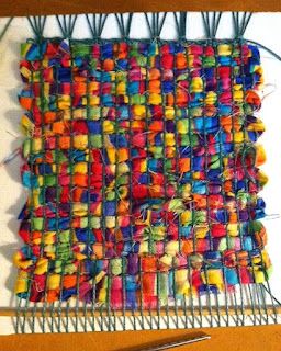 Homemade Loom, Braided Rag Rugs, How To Weave, Weaving Loom Projects, Mug Rug Patterns, Thread Up, Hem Stitch, Weaving Yarn, Weaving Textiles