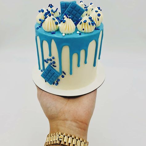 Mini Drip Cakes Ideas, Drip Cake Hombre, Bolo Rapunzel, Cupcake Decorating Tips, Tiny Cakes, Buttercream Flower Cake, Beautiful Cake Designs, Homemade Birthday Cakes, Holiday Chocolate