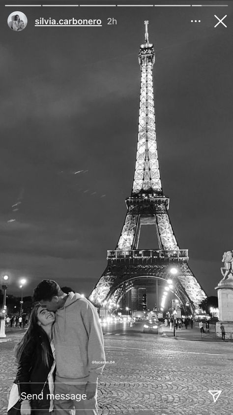 Paris Photo Ideas Couple, Eiffel Tower Couple Pictures, Couple In Paris Aesthetic, Paris Aesthetic Couple, Paris Couple Aesthetic, Paris With Boyfriend, Paris Aesthetic Winter, Paris Valentines Day, Paris Couple Pictures