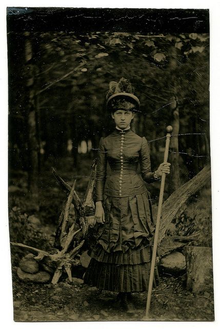 Witch in the forest. Vintage Witch Photos, Witch Photos, Witch Pictures, Real Witches, Witch Costumes, Vintage Witch, Pagan Witchcraft, Instant Art, Halloween Vintage