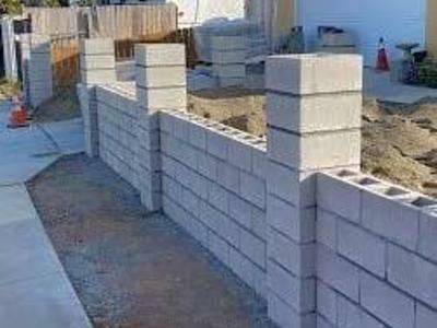 Bricklayer Concrete Fence Wall Design Ideas, Modern Fence Design Concrete, Concrete Fence Wall Modern, Muro Exterior Fachada, Concrete Block Fence, Wall Fence Design, Patios Ideas Backyard, Fire Pit Patio Ideas, Concrete Fence Wall