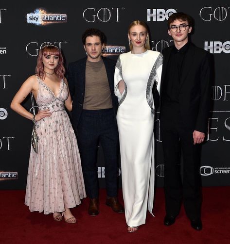 The Starks Starks Game Of Thrones, Game Of Thrones Premiere, Isaac Hempstead Wright, Game Of Throne, Game Of Thrones Cast, Kit Harington, Sophie Turner, All Grown Up, Maisie Williams