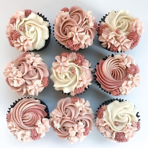 Cupcake Piping, Frosting Flowers, Cupcake Decorating Tips, Pretty Cupcakes, Cupcake Cake Designs, Floral Cupcakes, Cake Decorating Piping, Cake Decorating Frosting, Cake Decorating Ideas